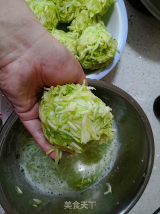 西葫芦虾仁水饺的做法步骤：5