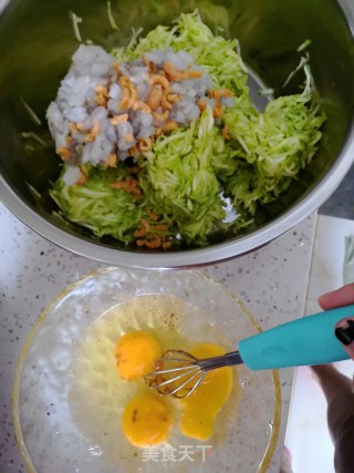 西葫芦虾仁水饺的做法步骤：6