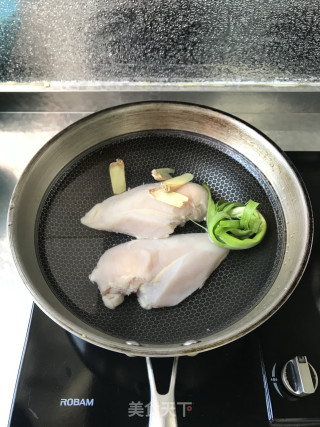 凉拌手撕鸡的做法步骤：1