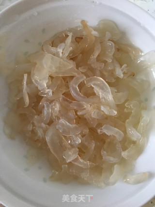 海蜇皮拌皮蛋的做法步骤：1