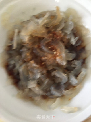 海蜇皮拌皮蛋的做法步骤：2
