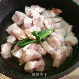 超级下饭肥而不腻的鹌鹑蛋红烧肉的做法步骤：2