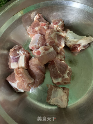 粉蒸排骨的做法步骤：1