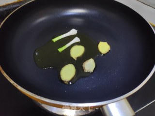 芋蒙焖鱼的做法步骤：2