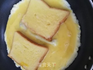 鸡蛋三明治的做法步骤：1