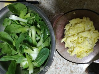 鸡蛋炒上海青的做法步骤：1