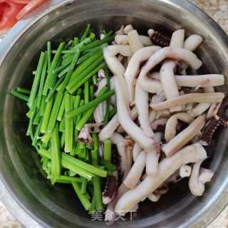 韭苔炒鱿鱼的做法步骤：1