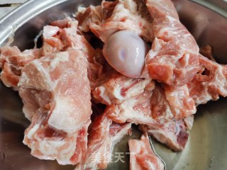 甜玉米干贝筒骨汤的做法步骤：1
