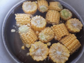 甜玉米干贝筒骨汤的做法步骤：2