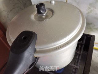甜玉米干贝筒骨汤的做法步骤：6
