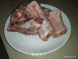 银耳莲子排骨汤的做法步骤：1