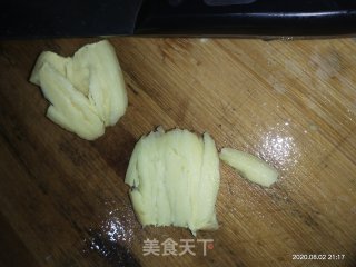 银耳莲子排骨汤的做法步骤：2