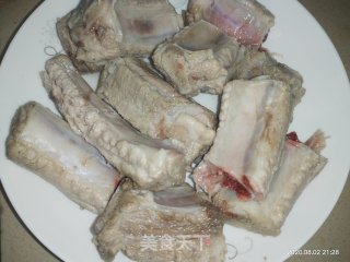 银耳莲子排骨汤的做法步骤：4