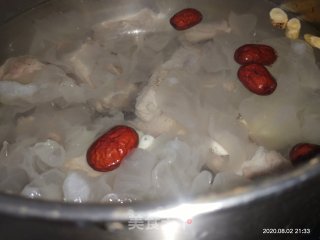 银耳莲子排骨汤的做法步骤：6