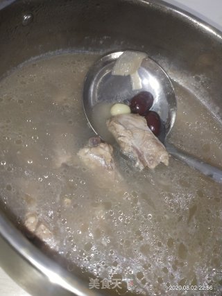 银耳莲子排骨汤的做法步骤：7