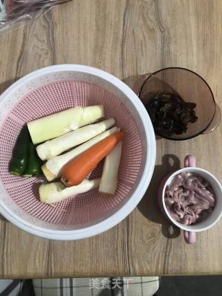 鱼香肉丝的做法步骤：1