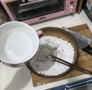 洋葱炒山粉圆子的做法步骤：1