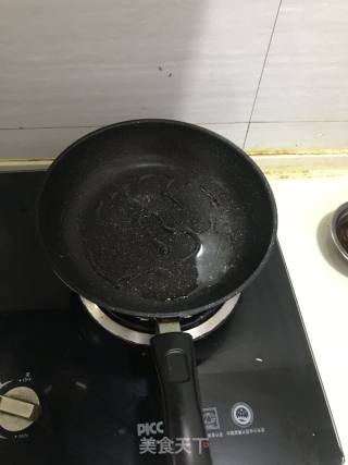 洋葱炒山粉圆子的做法步骤：2