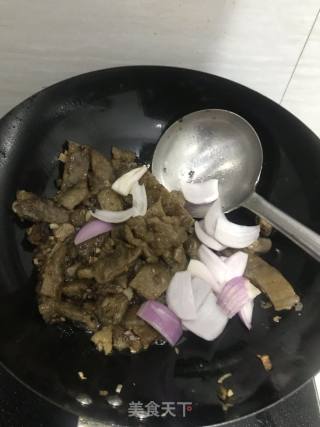 洋葱炒山粉圆子的做法步骤：7