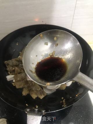 洋葱炒山粉圆子的做法步骤：8