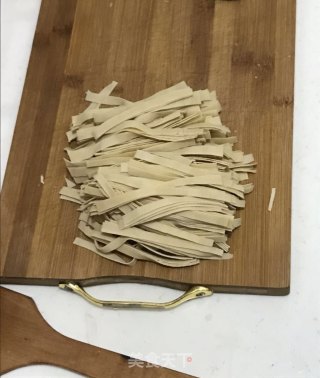 双椒炒千张的做法步骤：2