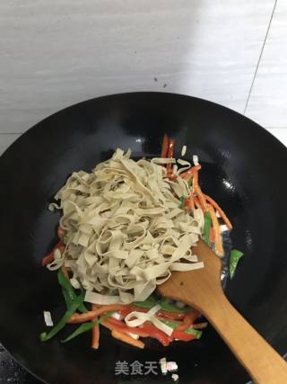 双椒炒千张的做法步骤：6