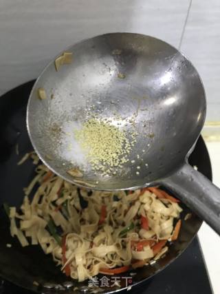 双椒炒千张的做法步骤：8