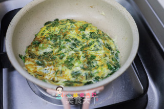 9个月以上辅食九层塔煎蛋面的做法步骤：4