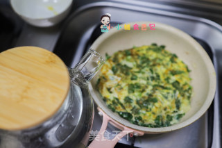 9个月以上辅食九层塔煎蛋面的做法步骤：5