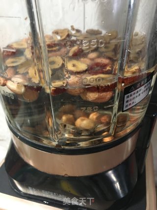 红枣花生豆浆的做法步骤：2