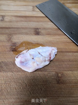 脆皮鸡翅的做法步骤：1
