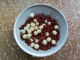 赤豆莲子粥的做法步骤：1