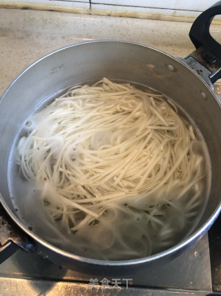 韭菜豆腐干炒面的做法步骤：1