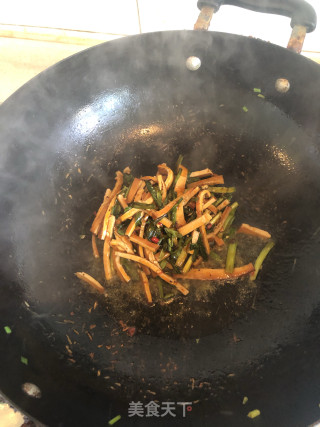韭菜豆腐干炒面的做法步骤：3