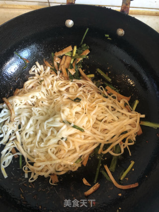 韭菜豆腐干炒面的做法步骤：4