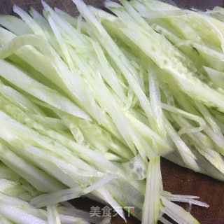 青椒碎拌黄瓜的做法步骤：3