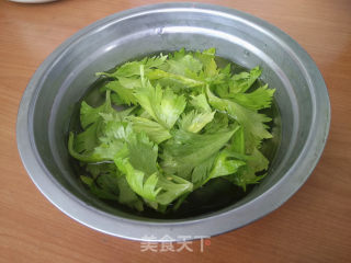 芹菜叶胡萝卜小饼的做法步骤：2