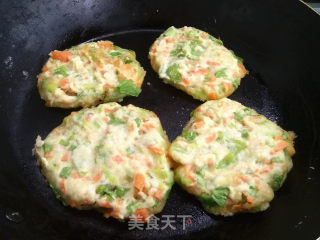芹菜叶胡萝卜小饼的做法步骤：6