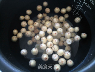 新鲜莲子排骨汤的做法步骤：2