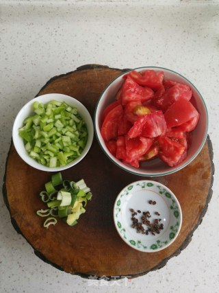西红柿鸡蛋青椒面的做法步骤：1