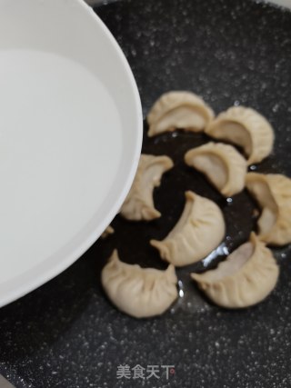 生煎鲜虾猪肉饺的做法步骤：3