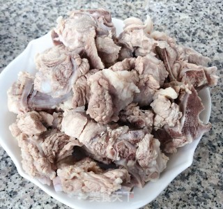 排骨炖香菇土豆胡萝卜的做法步骤：1