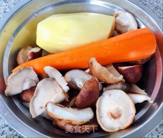 排骨炖香菇土豆胡萝卜的做法步骤：2