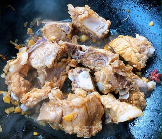排骨炖香菇土豆胡萝卜的做法步骤：6