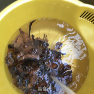 榛蘑虫草花炖鸽子的做法步骤：3