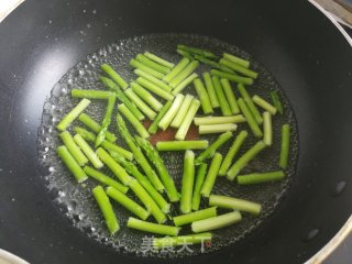 酸辣芦笋拌虾仁的做法步骤：4