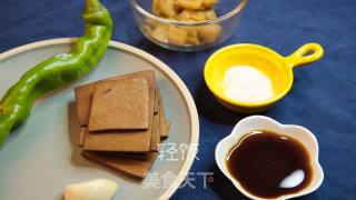 榨菜青椒炒香干丨小孩老人补钙身体强壮，不会吃就可惜了的做法步骤：1