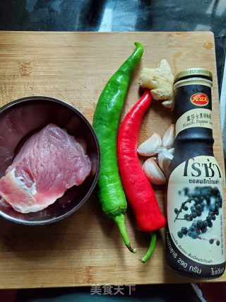 青红椒炒黑椒牛肉的做法步骤：1
