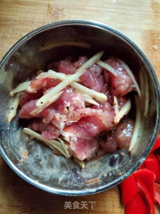 青红椒炒黑椒牛肉的做法步骤：2