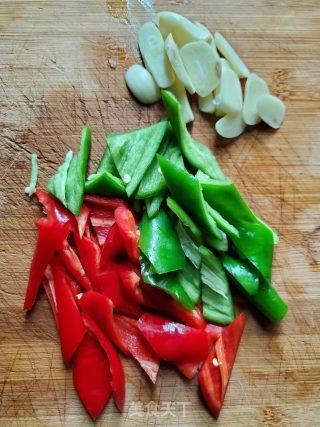 青红椒炒黑椒牛肉的做法步骤：3